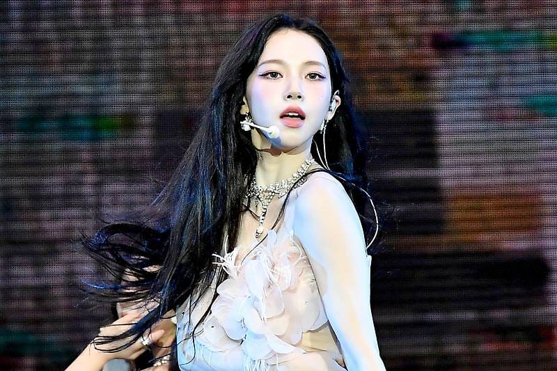 K-Pop grubu Aespa'nın üyesi Karina, aktör Lee Jae-wook'la ilişkisinin kamuoyuna yansımasının ardından özür diledi ve ilişkisini sonlandırdı