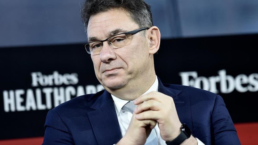 «Pfizer» kompaniýasynyň ýolbaşçysy adaty durmuşa dolanmak üçin şertleri mälim etdi