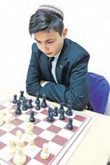 Аллаяр Ширлиев сыграл вслепую в шахматы одновременно с 15 соперниками