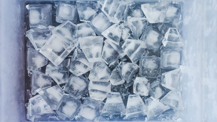 Мужчина установил мировой рекорд просидев три часа в контейнере со льдом 