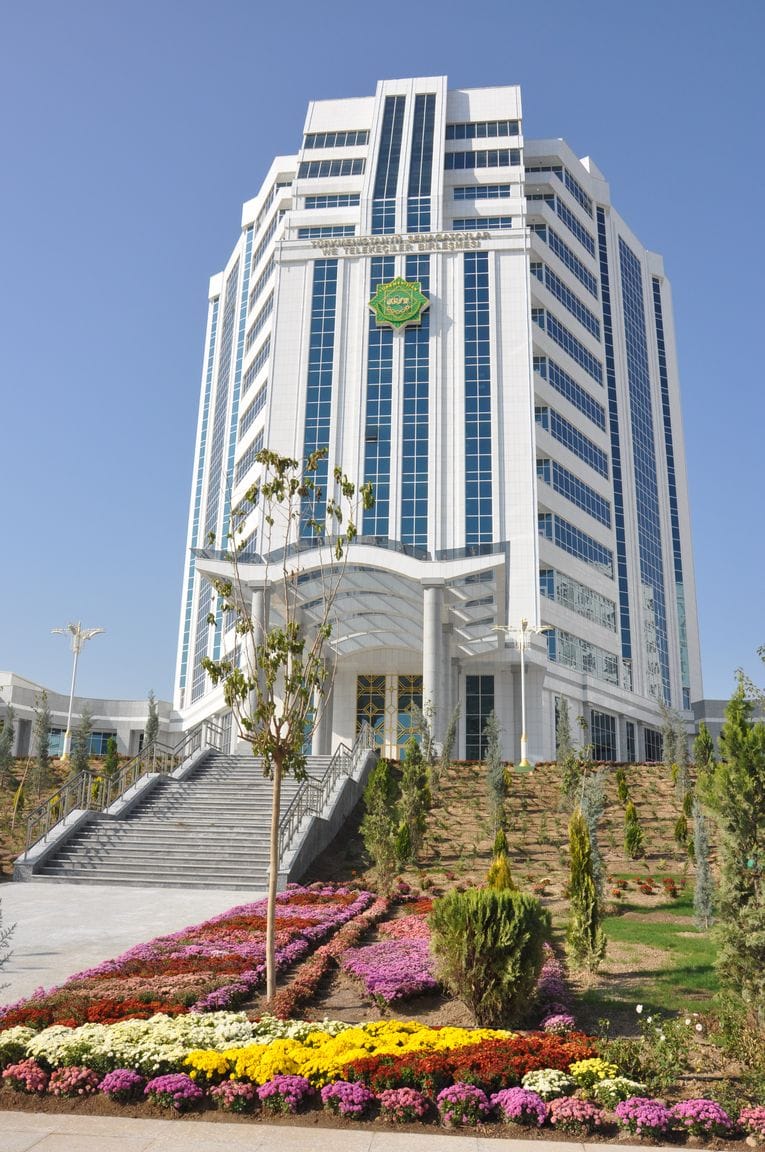 Президент Туркменистана поручил расширить программу кредитования малым и средним предприятиям