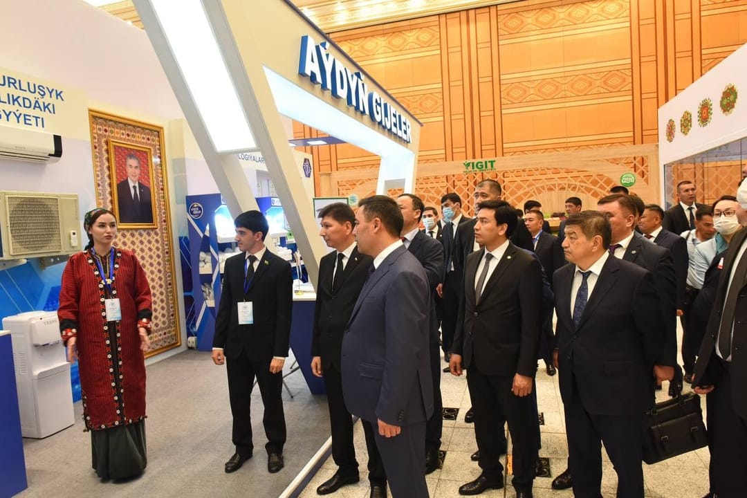 “Aýdyň gijeler” hojalyk jemgyýeti öz gazananlary bilen Gyrgyzystanyň Prezidentini tanyşdyrdy