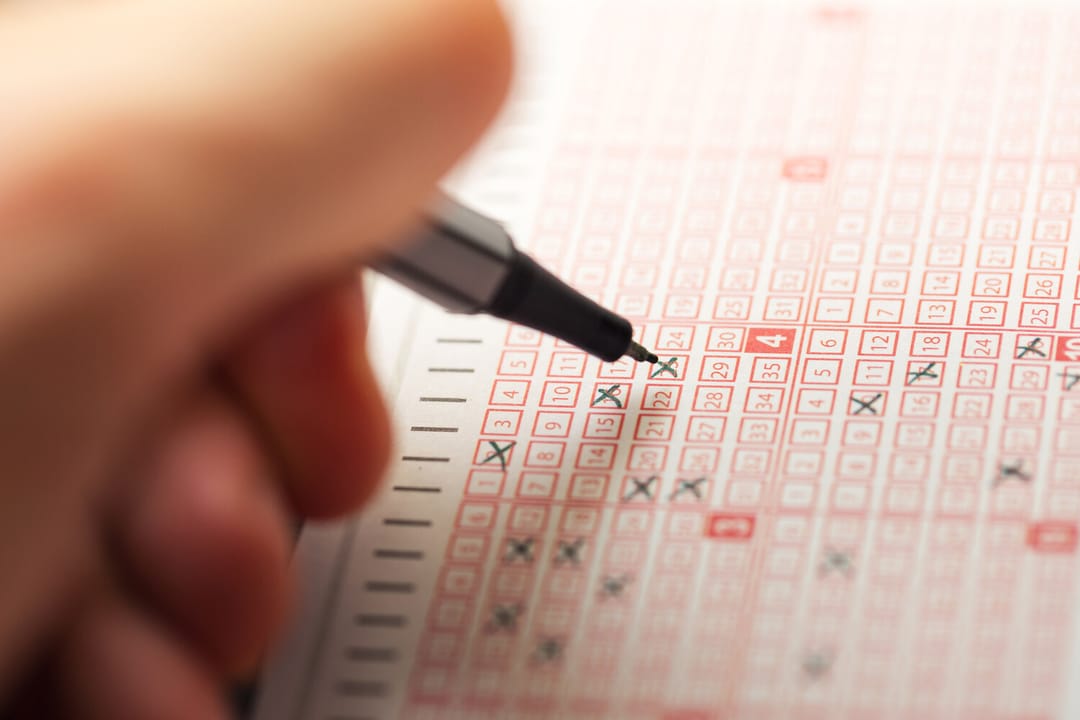 Ýagyşdan gaçyp lotereýa dükanyna giren hytaýly zenan 140 müň dollar utdy