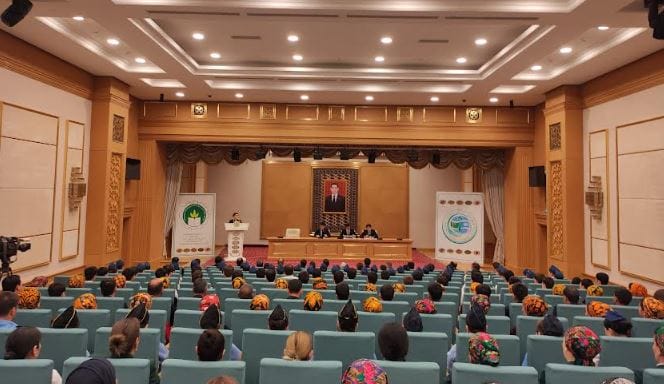 В Туркменистане наградили лучших работников отрасли связи