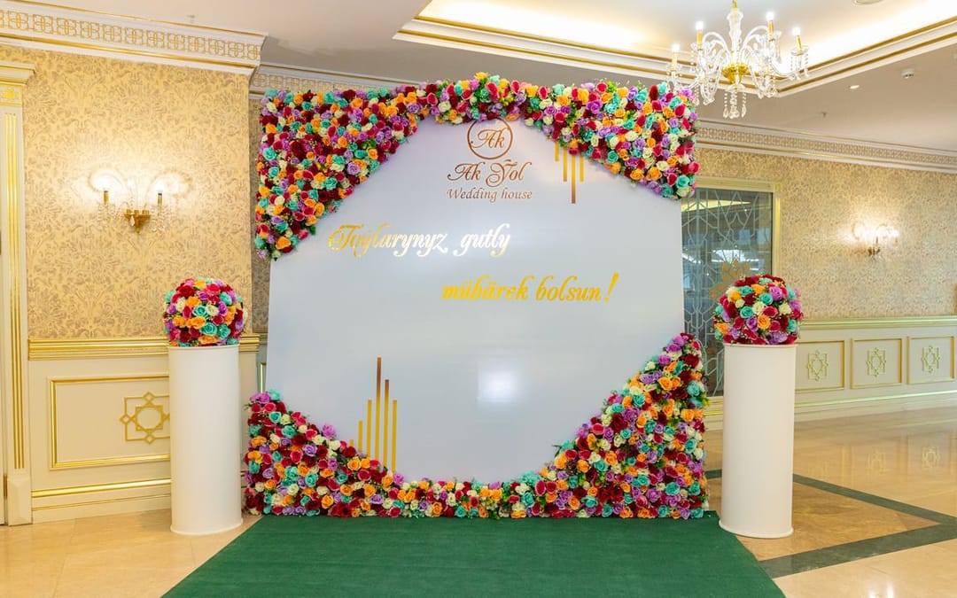 Певица и ведущий в подарок при заказе свадебного банкета в Ak Ýol