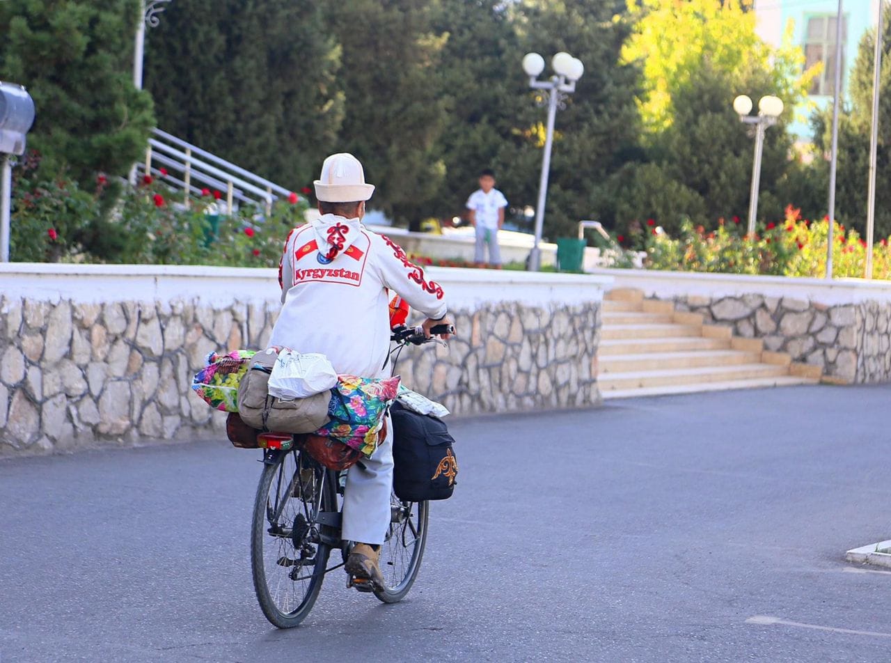 Welosipedde Türkiýä ugran gyrgyz ýaşulusy Türkmenistana geler
