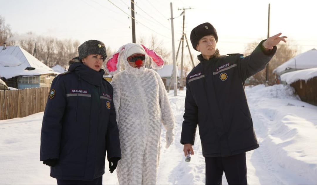 Восточно-казахстанские пожарные ходят по домам с проверкой в костюмах кроликов