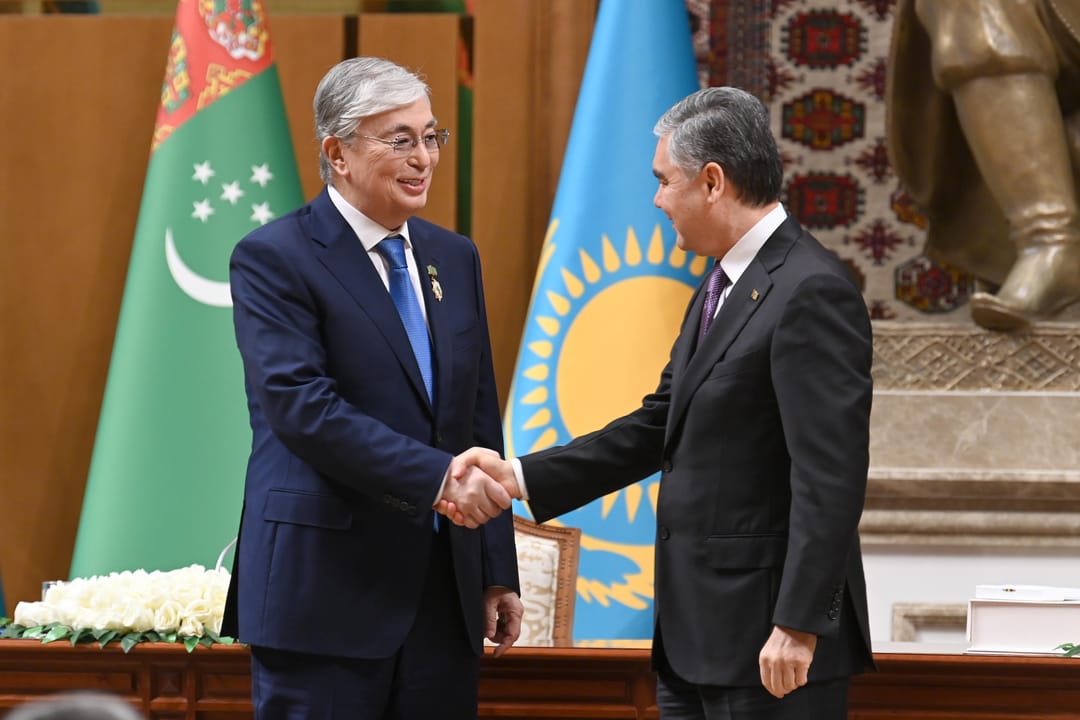 Президент Казахстана награждён Орденом Туркменистана "Битараплык"