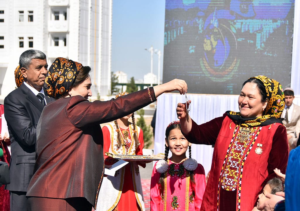 В Ашхабаде многодетные семьи получили ключи от новых квартир 