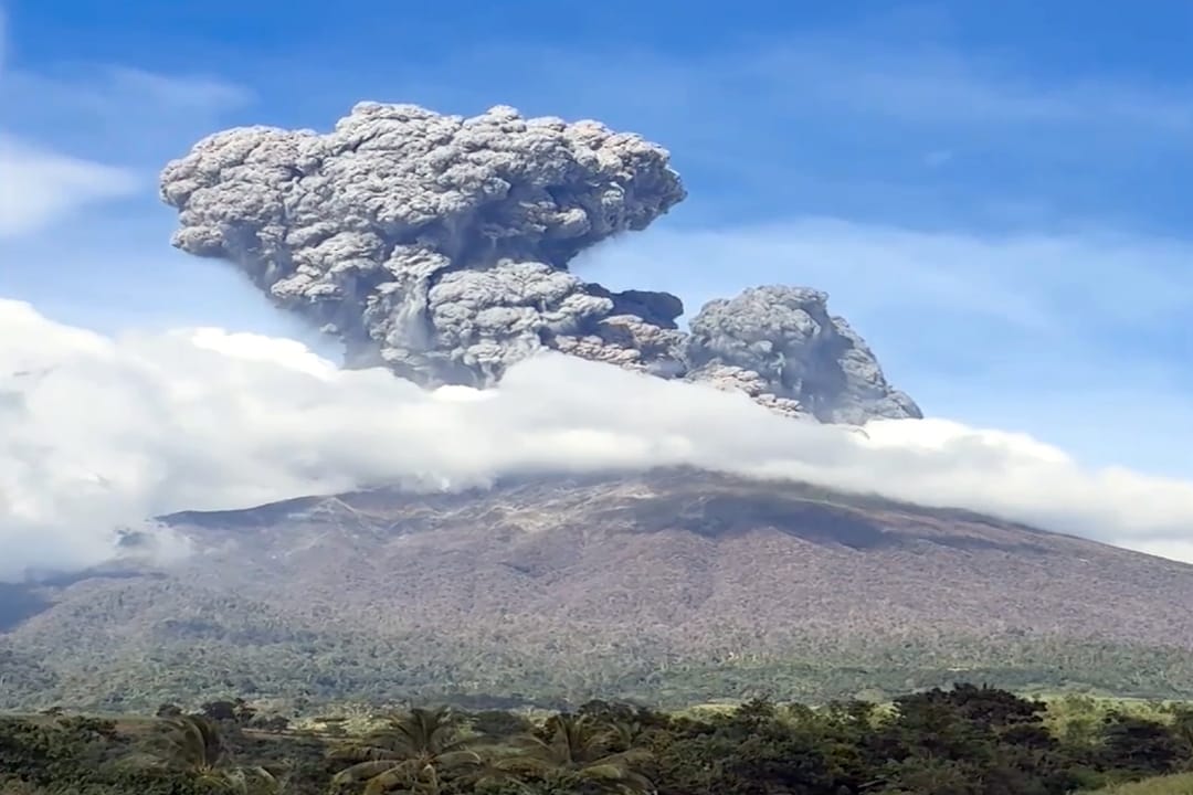 Filipinler'de Kanlaon Yanardağı'nda meydana gelen patlamadan sonra yaklaşık 87 bin kişi tahliye ediliyor