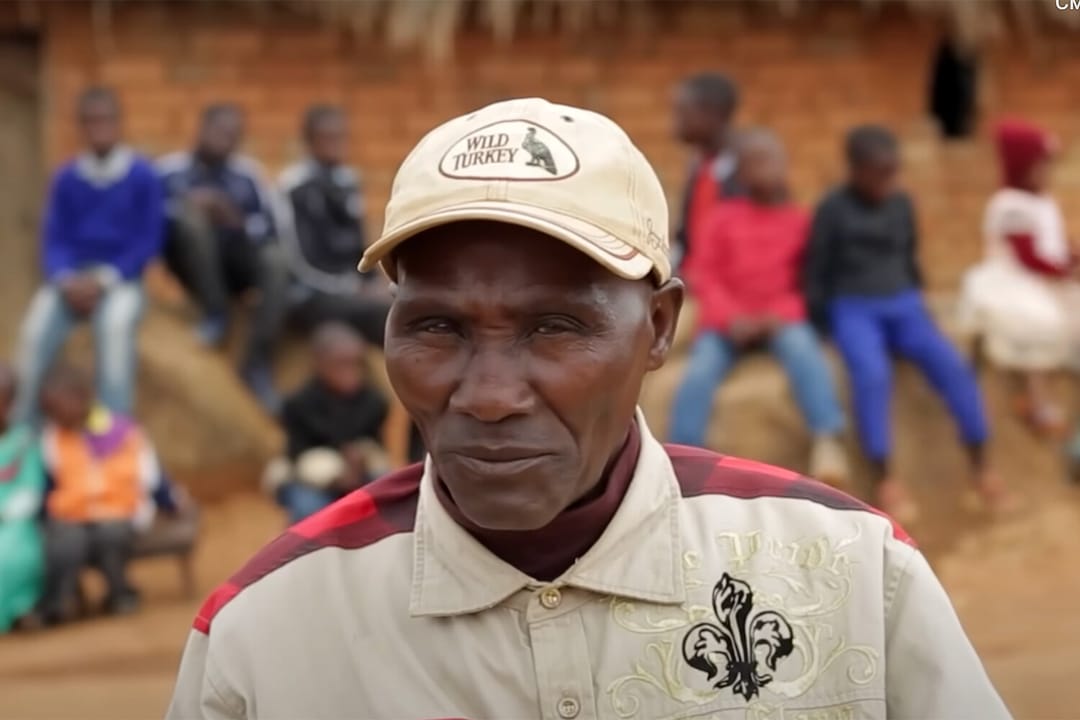 Afrikaly 16 aýalynyň, 104 oglunyň we 144 agtygynyň atlaryny ýatda saklap bilmeýändigini gürrüň berýär