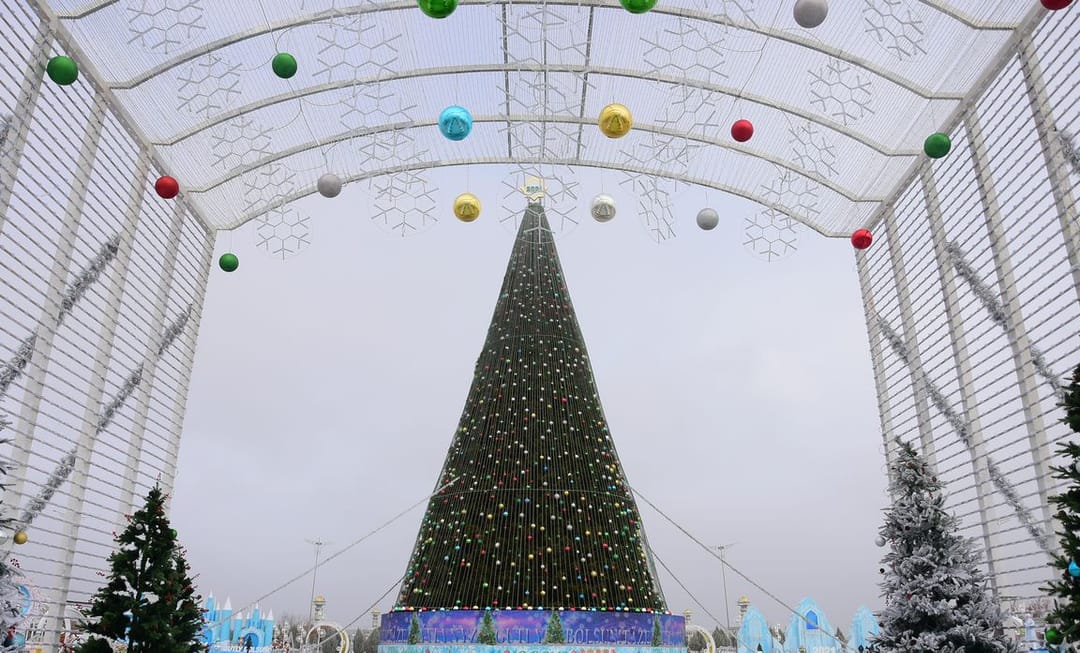 Сегодня начали устанавливать главную новогоднюю ёлку Туркменистана