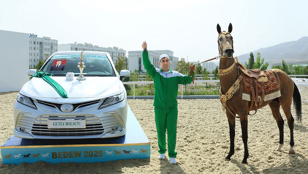 Ahalteke atlarynyň halkara gözellik bäsleşiginde ýeňiji bolan atyň eýesine «Toýota Camry V6» kysymly ýeňil awtoulag berildi