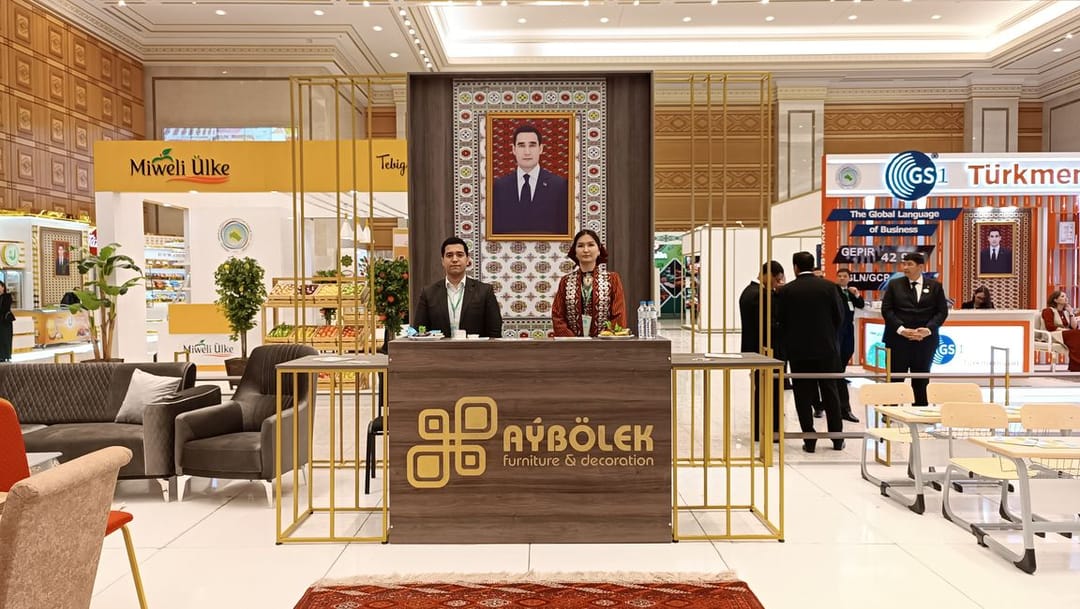 Фабрика Aýbölek представляет свои изделия на проходящей в Ашхабаде экономической выставке