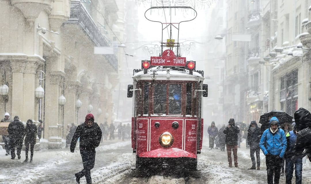 Турция приостановила судоходство в Босфоре из-за сильного снегопада