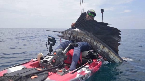 Äpet balyk balykçyny kürekli gaýygy bilen suwuň düýbüne dartdy