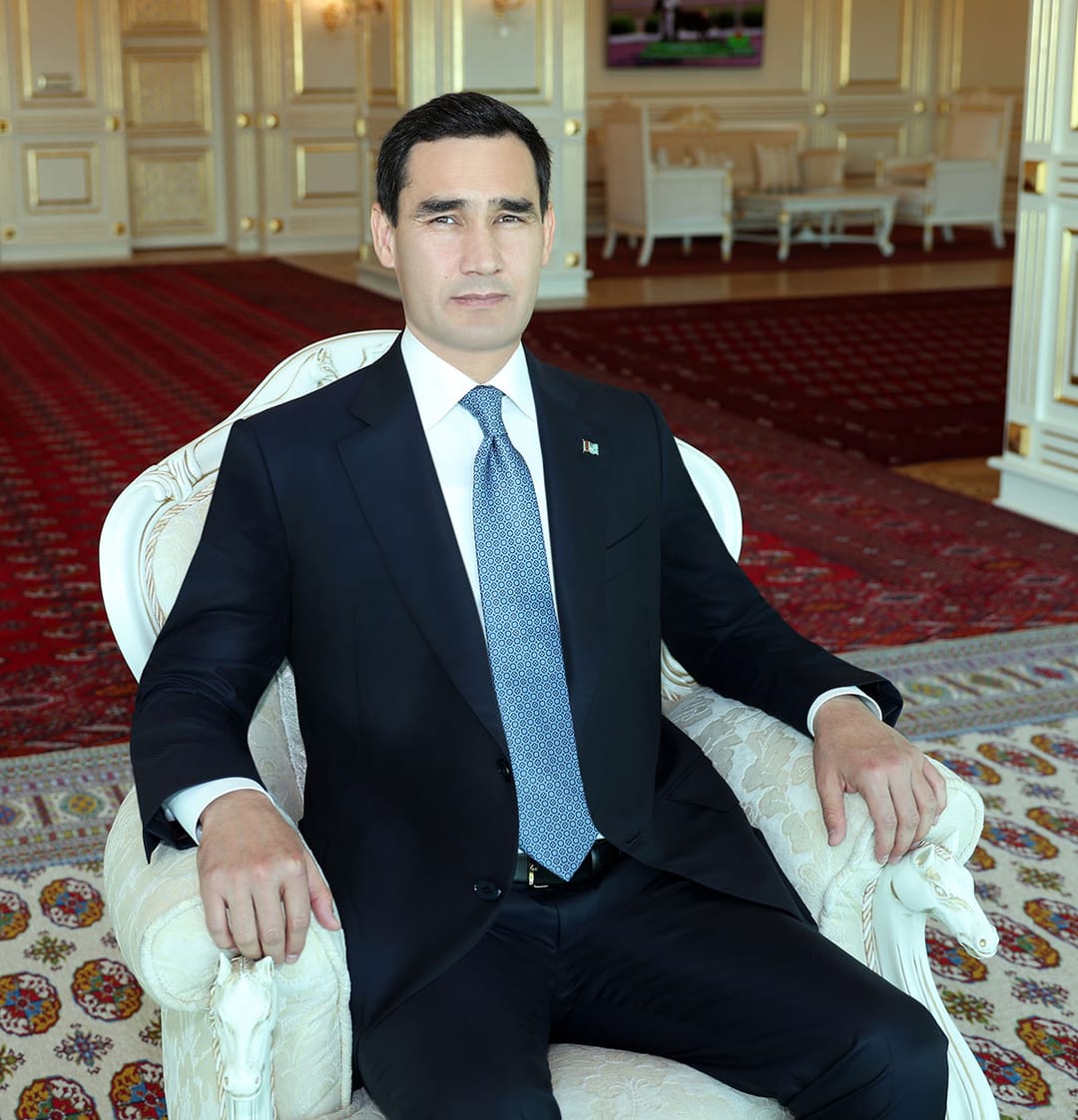 Serdar Berdimuhamedow baýramçylyk at çapyşyklaryna tomaşa etdi