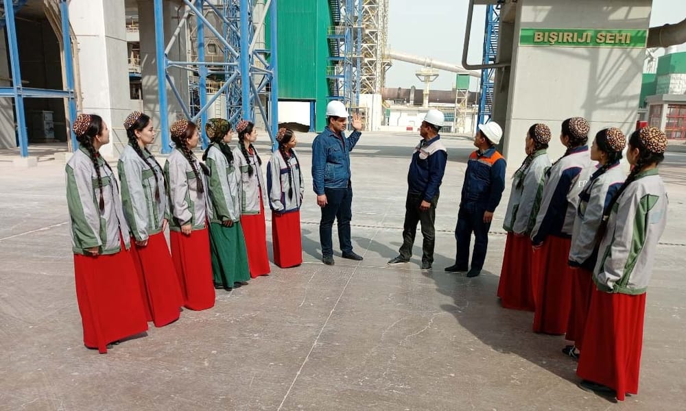 Студенты-химики ашхабадского вуза посетили новый завод «Бахерден»