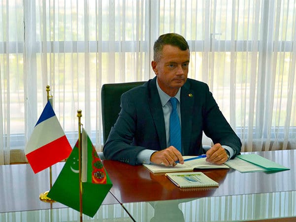 Посол Франции нанес прощальный визит в МИД Туркменистана