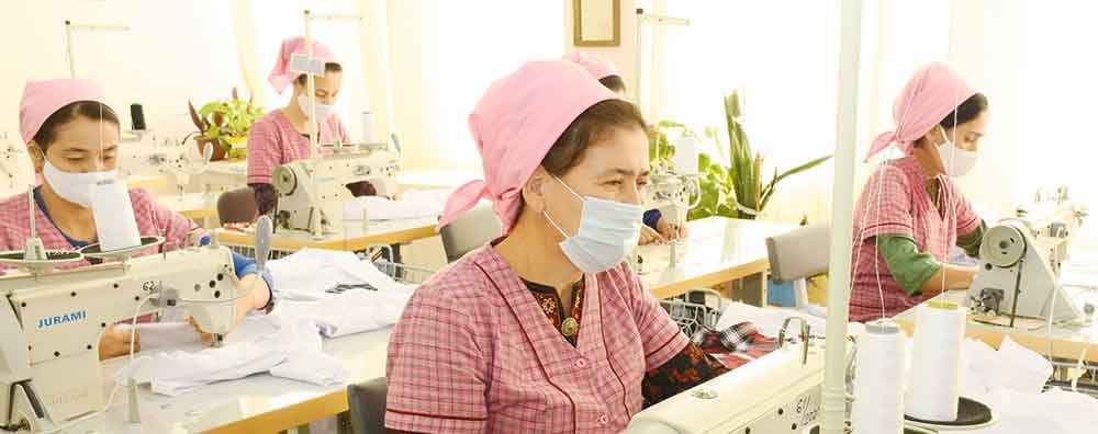 «Ýeňiş» tikin kärhanasynda okuwçylar üçin lybaslar öndürilýär