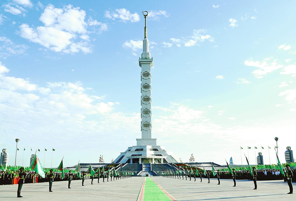 Призывники в Туркменистане будут принимать присягу у Монумента Конституции