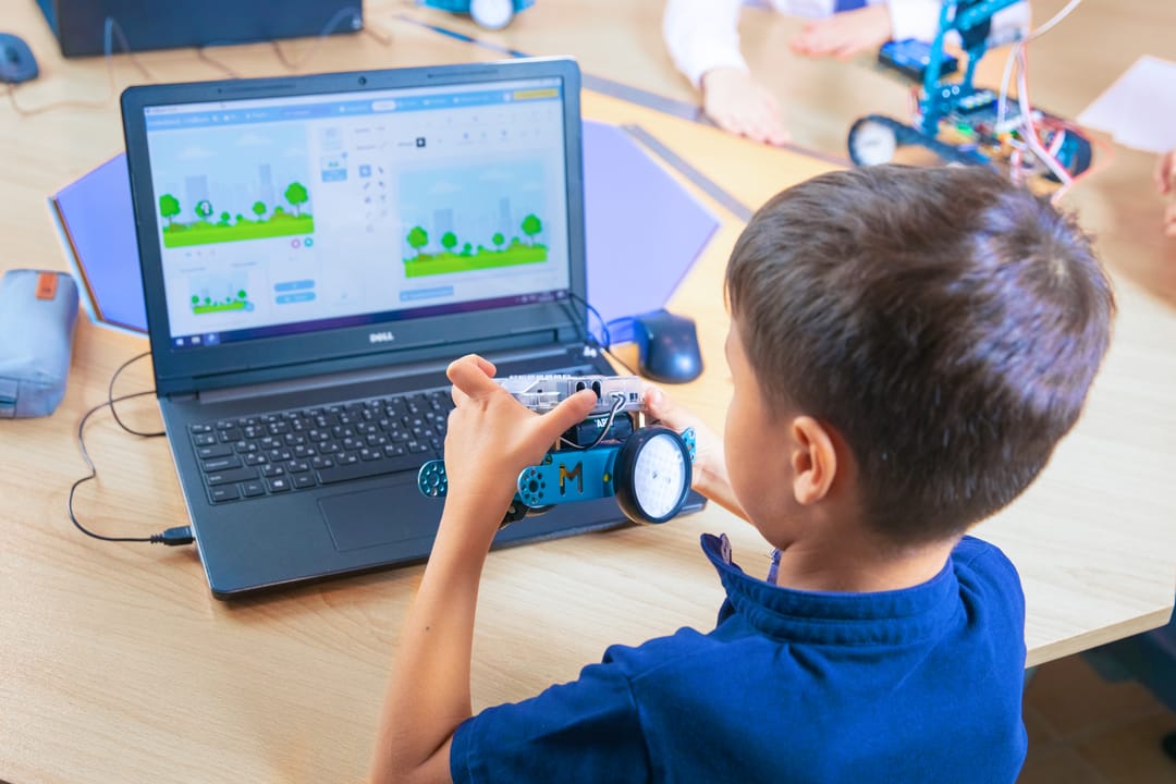 ImdatBot пригашает ашхабадских школьников на курсы робототехники и программирования