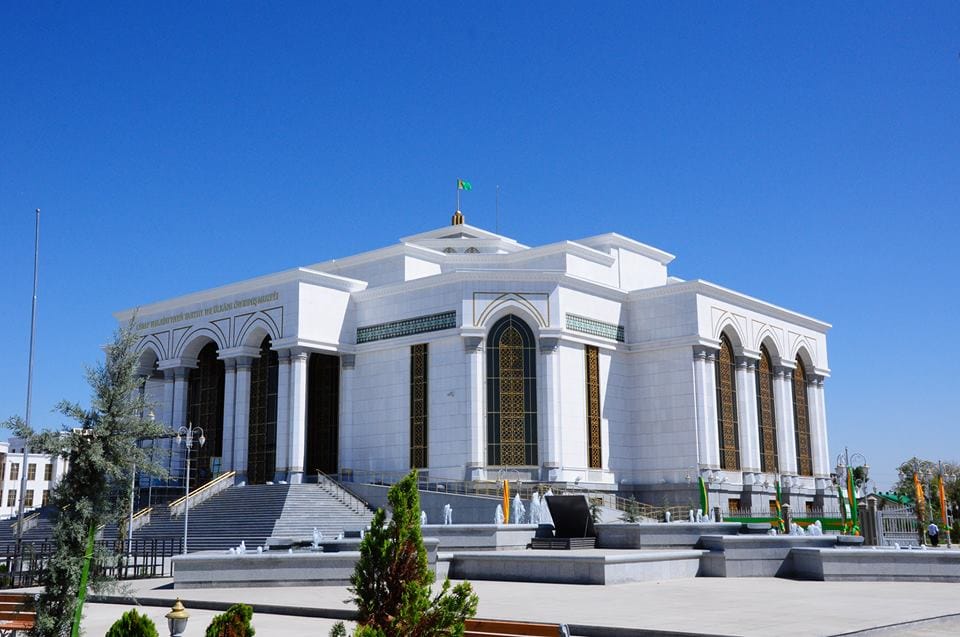 В Туркменабате открылась персональная выставка художника Рахмангелди Акмаммедова