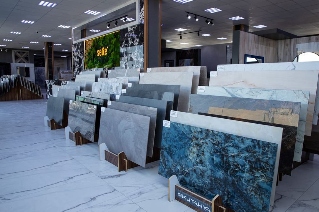 Aşgabatdaky «Kutahya Seramik» dükany keramogranidiň döwrebap interýerdäki ähmiýetini bilmäge ýardam eder