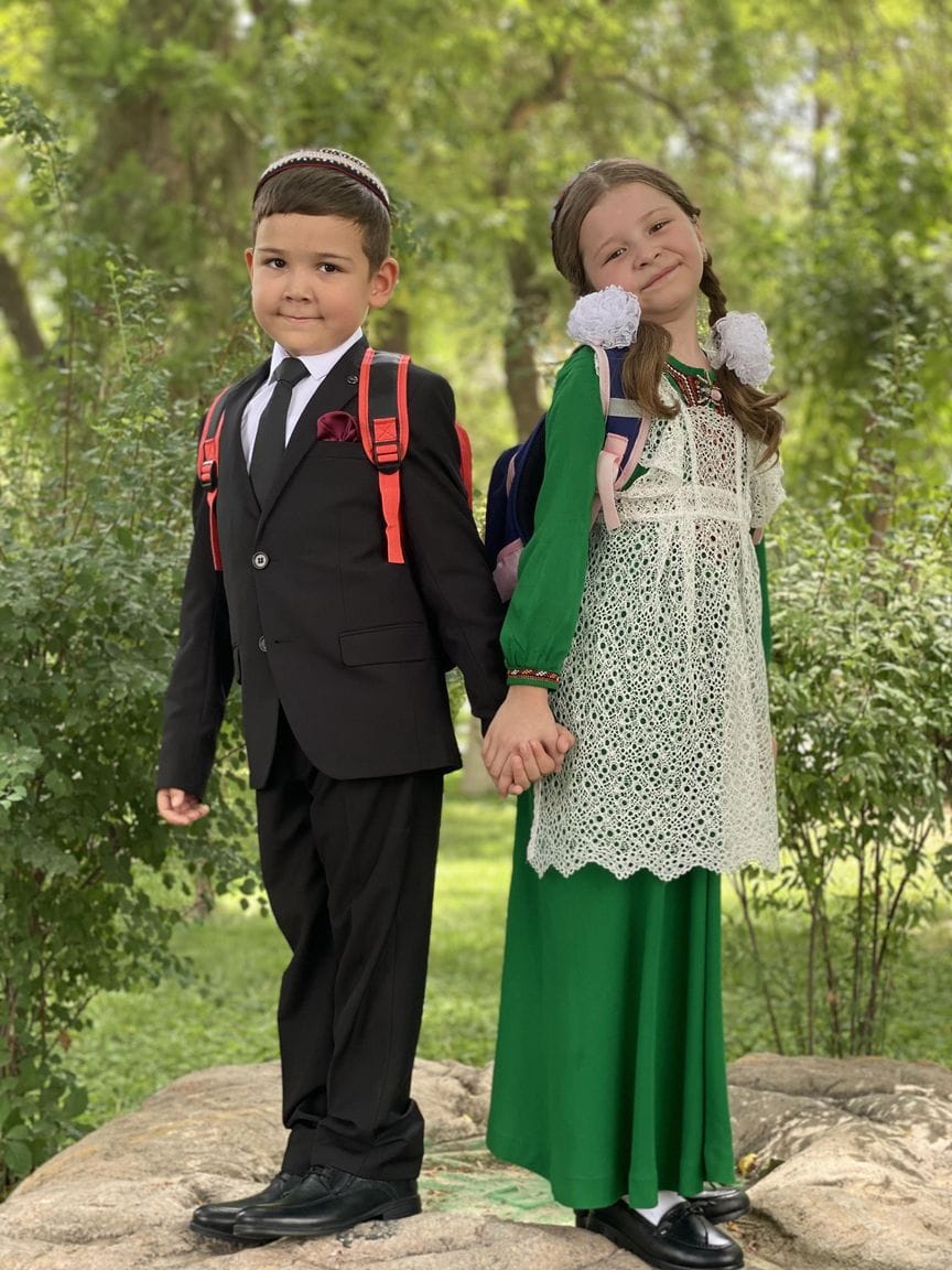 «Röwşen» dükanlarynda mekdep okuwçylary üçin egin-eşik toplumlary hödürleýär