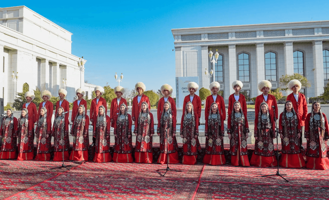 В апреле в Туркменистане отметят 330-летие Довлетмаммета Азади и 105-летие Маи Кулиевой