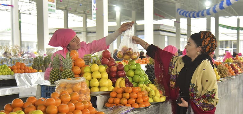 Türkmenabatda durky täzelenen merkezi bazar ulanmaga berildi