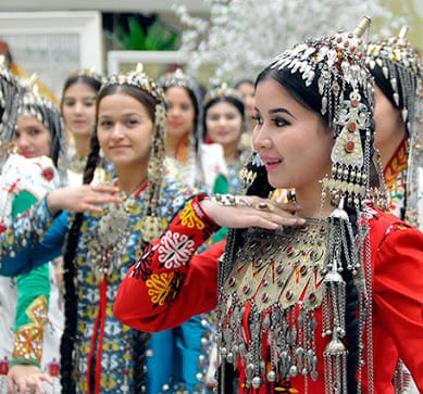 К 8 марта женщины Туркменистана получат денежные подарки от Президента страны