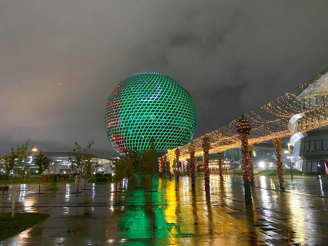 Astanadaky «Nur Alem» muzeýiniň binasynda Türkmenistanyň baýdagynyň reňkleri şöhlelendirildi