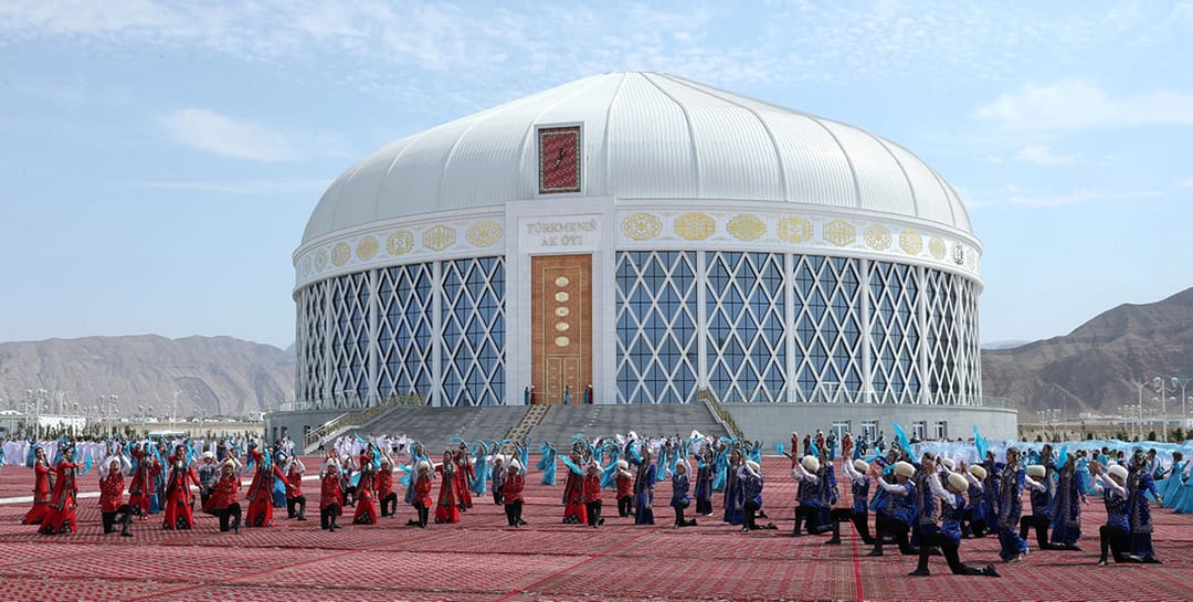 Президент Туркменистана открыл в Балканабате гигантскую Белую юрту 