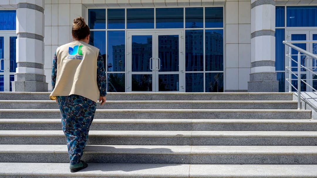 Residents of multi-storey buildings will forever forget the problem of taking out garbage with the service from Ussat kömekçi