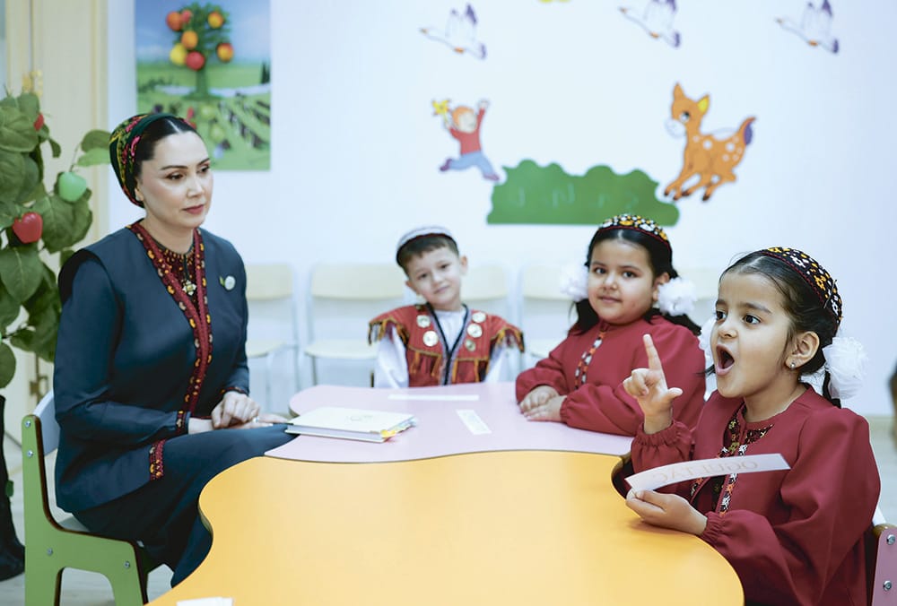 Огулджахан Атабаева ознакомилась с ходом строительства медкомплекса в Аркадаге