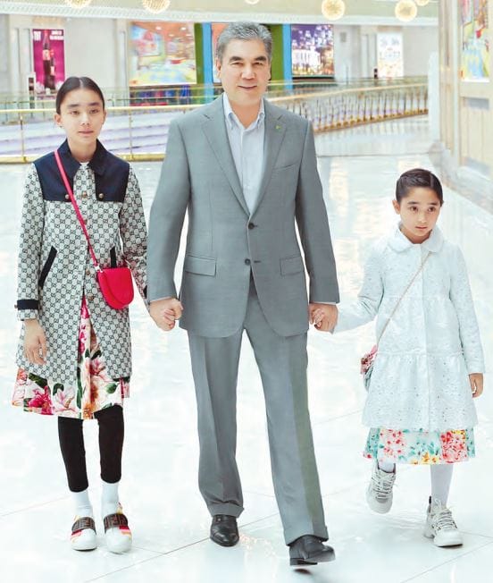 Гурбангулы Бердымухамедов вместе с внуками посетил ТРЦ «Ашхабад»