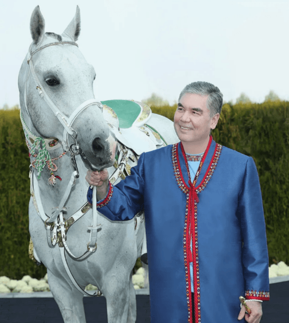 Гурбангулы Бердымухамедов ознакомился с ремонтными работами в Ахалтекинском конном комплексе