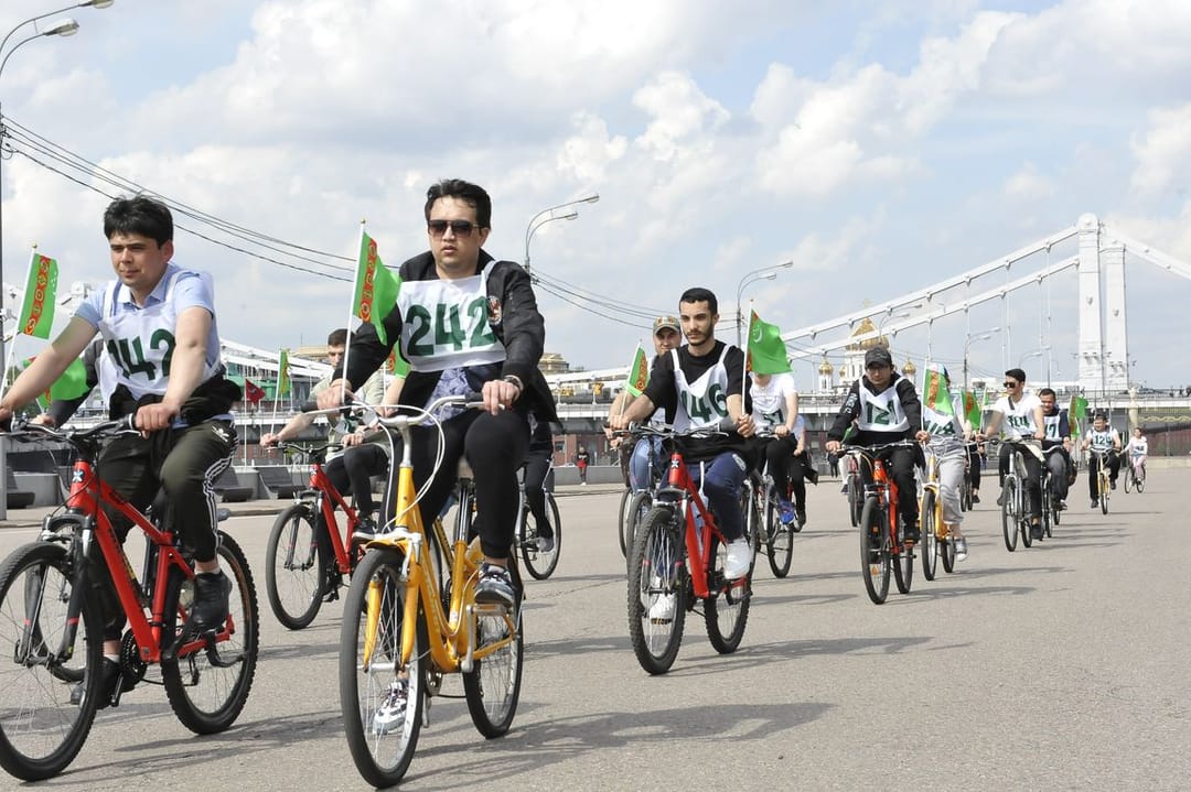 Посольство Туркменистана в России организовало массовый велопробег в Москве