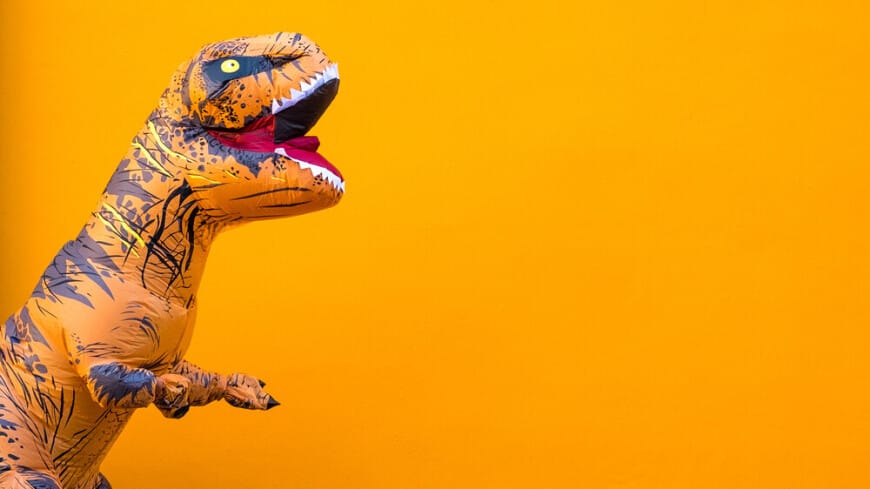 Dinozawrlaryň keşbindäki egin-eşikli üýşmeleňi Ginnesiň rekordlar kitabyna girizmek isleýärler