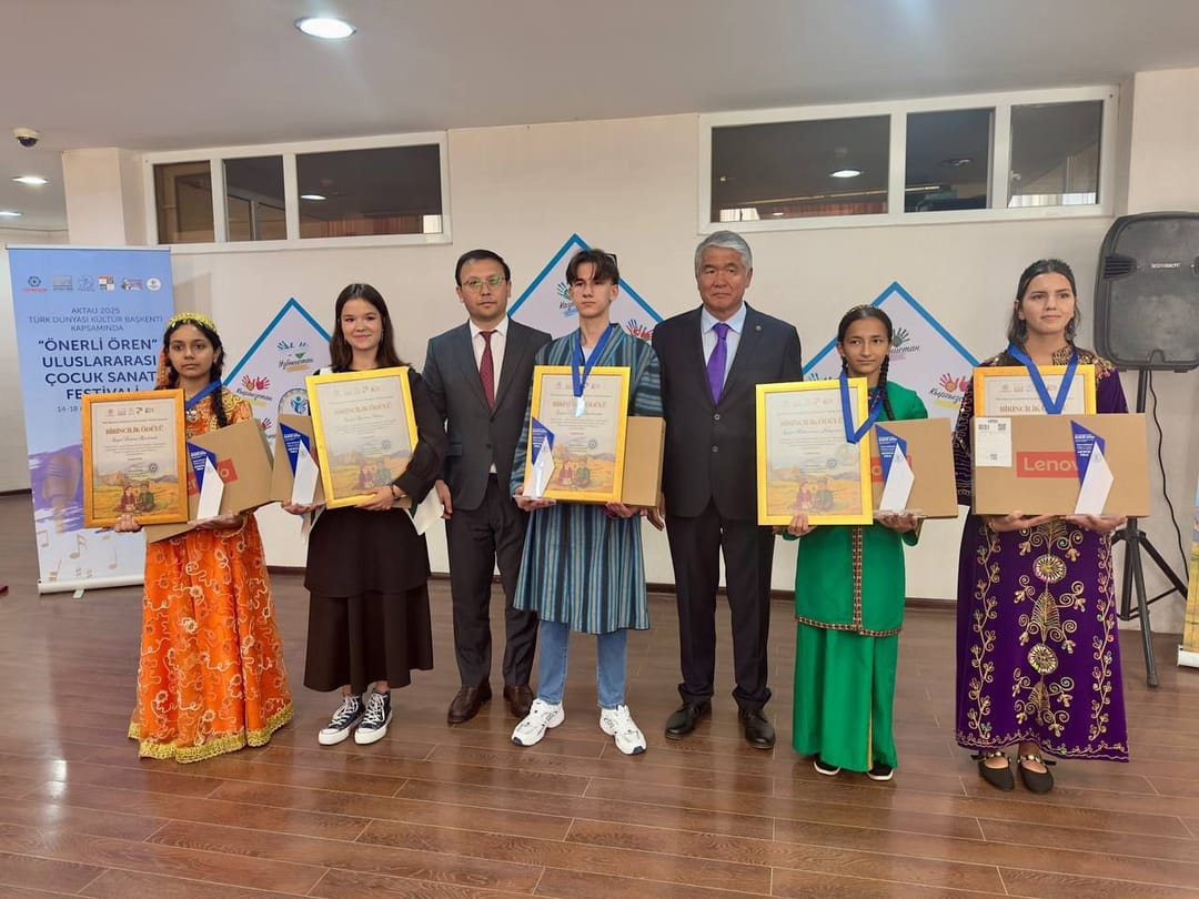 Юная художница из Туркменистана завоевала Гран-при конкурса ТЮРКСОЙ