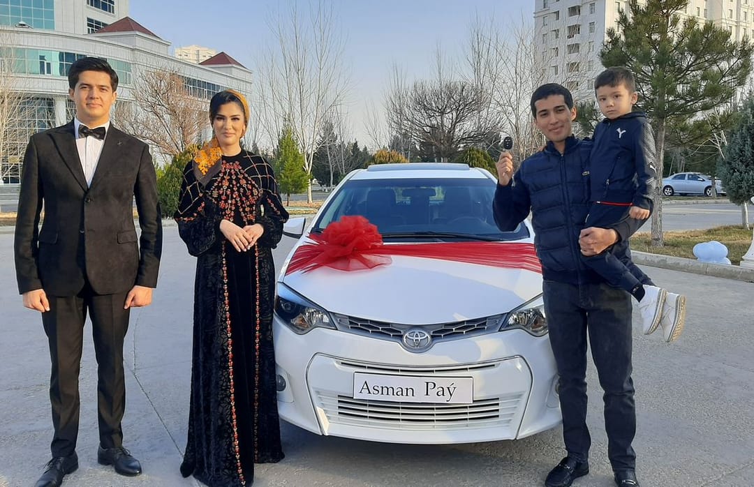 В Туркменистане разыграли автомобиль среди покупателей брендовой одежды