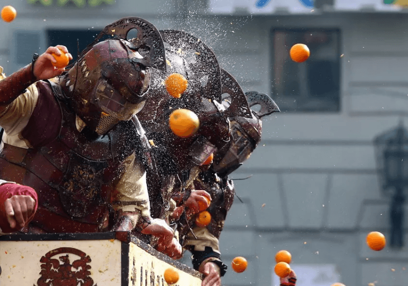 Italiýada däp bolan «pyrtykal söweşi» geçirildi