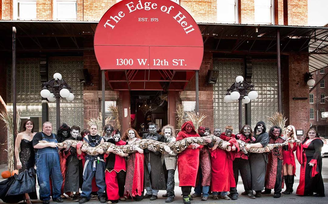 7,67 metre uzunluğunda ve 158 kilo ağırlığında olan piton, bu güne kadar yakalanmış en büyük yılan olarak kayıtlara geçti