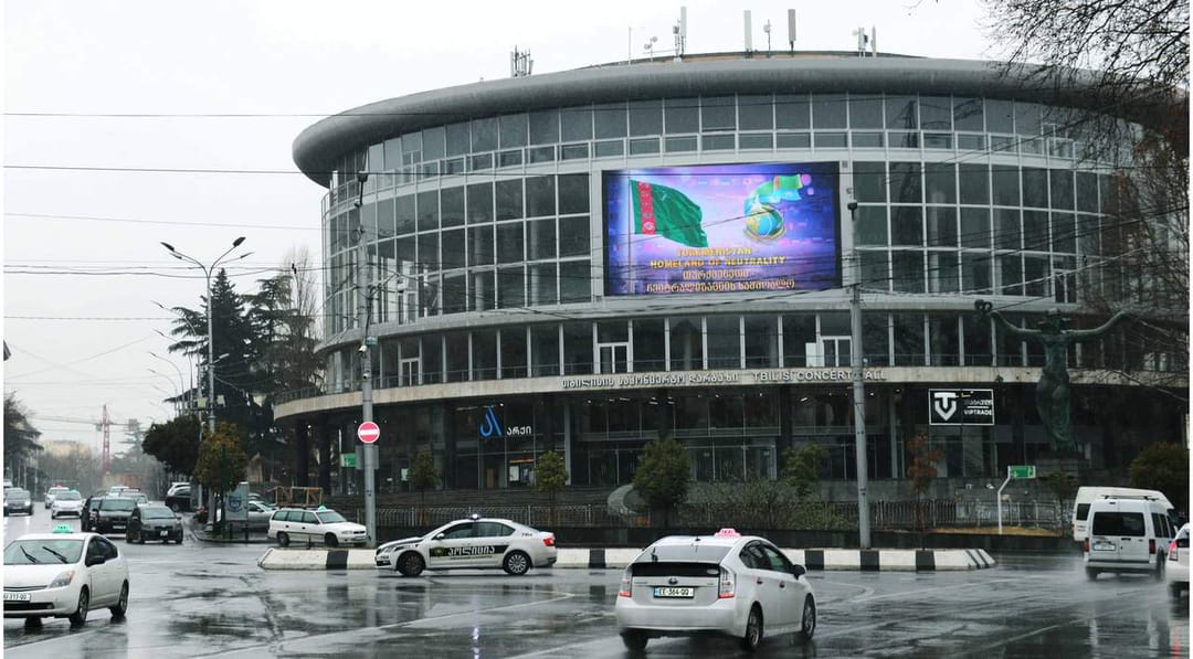 В центре Тбилиси начали транслировать видеоролик в честь 25-летия нейтралитета Туркменистана