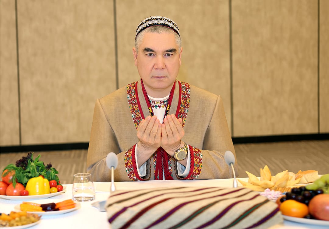 Гурбангулы Бердымухамедов дал садака в Мекке