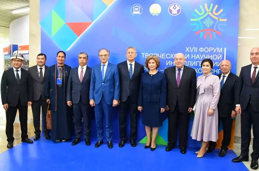 Туркменский спикер на форуме в Уфе представила книги Махтумкули