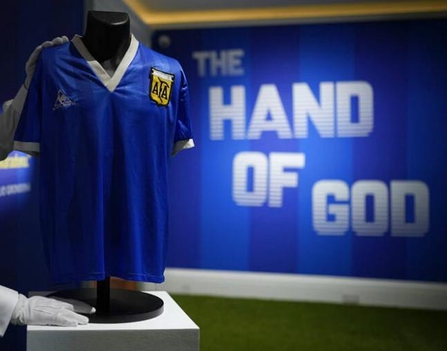 Футболка Марадоны ушла с молотка за 9,3 млн долларов