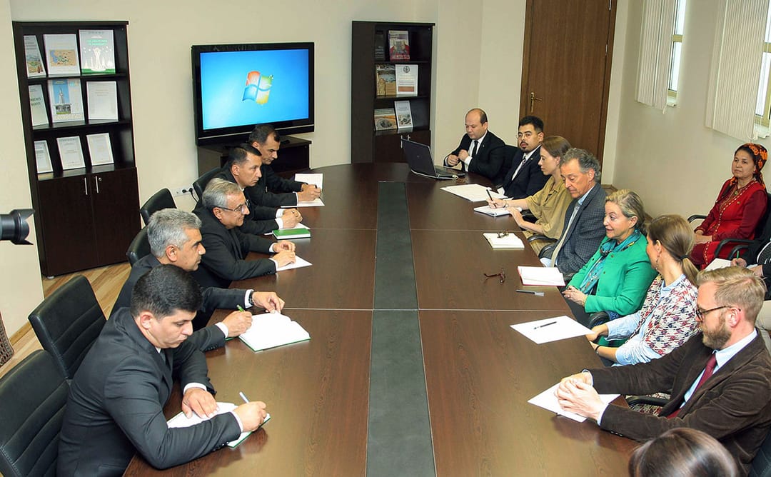 В Государственном музее Туркменистана обсудили продолжение раскопок на памятниках Данданакан и Кушмейхан