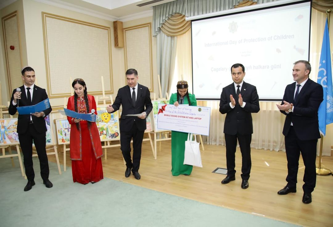 В Ашхабаде состоялось награждение победителей конкурса рисунка «Кто мой герой?»